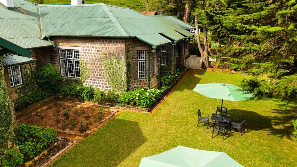 Les meilleures villes à visiter au Sri Lanka : un guide pratique des régions, itinéraires et points de chute 6 Charmant bungalow colonial entouré de jardins à Nuwara Eliya, une ville fraîche de la région du thé surnommée la « Petite Angleterre ».