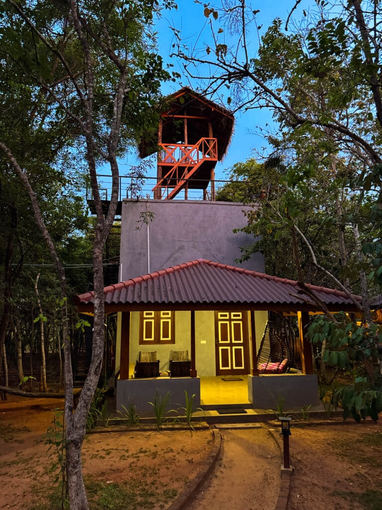 Wald-Lodge mit Baumhaus-Aussichtspunkt in der Sigiriya Tree Trail Lodge, eine ruhige Basis für die Erkundung der Region Sigiriya.
