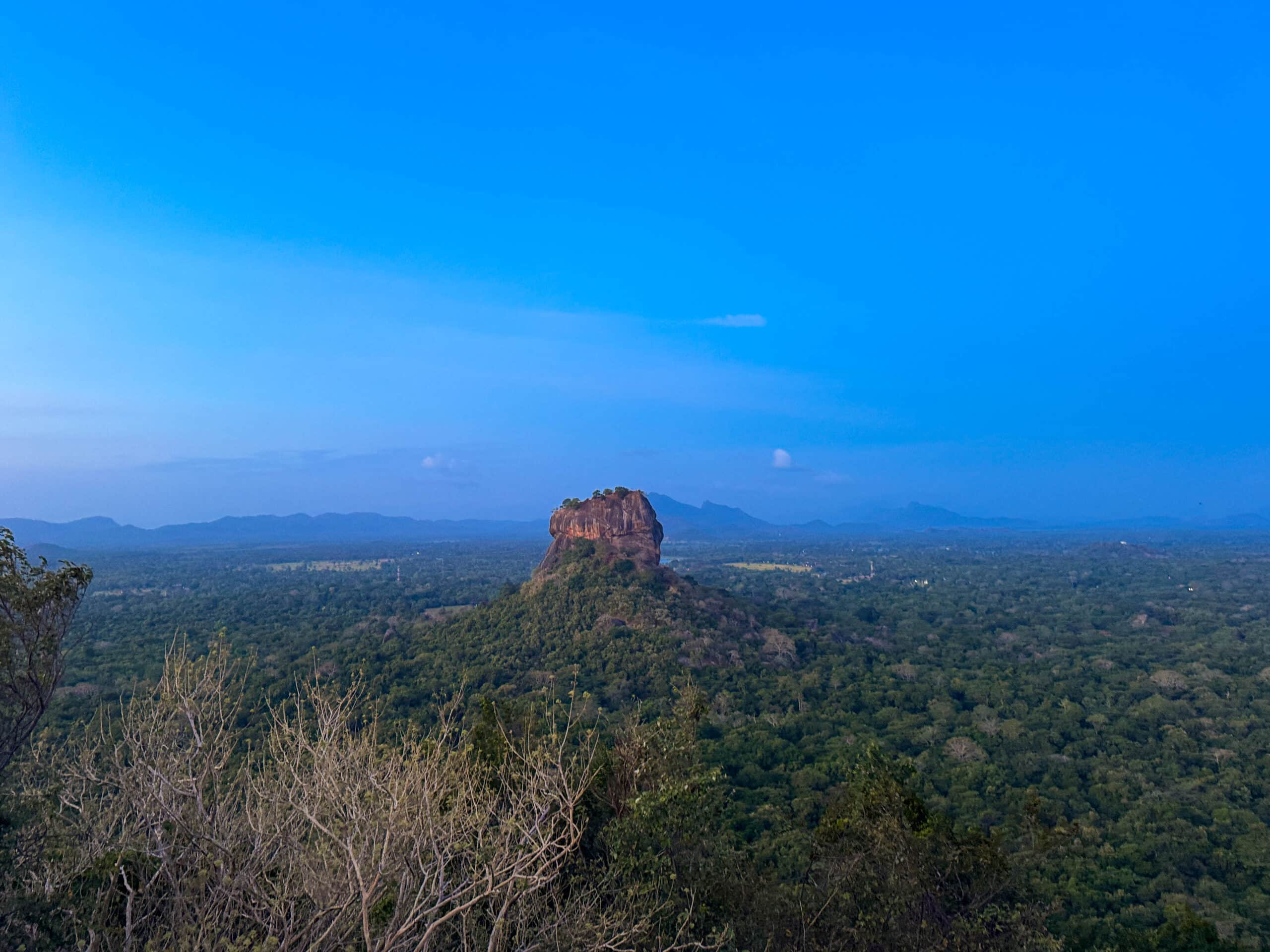 Sigiriya, Sri Lanka: guida completa alla natura, alla cultura, alla Lion Rock e alla vita di villaggio 20 Lion Rock che si erge sopra la giungla all'alba, una prima impressione pacifica del paesaggio di Sigiriya Sri Lanka.