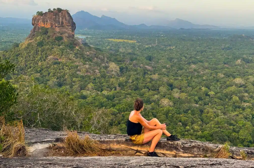 Weiter Blick auf den Lion Rock vom Pidurangala Rock aus, einem der landschaftlich schönsten Orte, um die Gegend um Sigiriya in Sri Lanka zu bewundern.