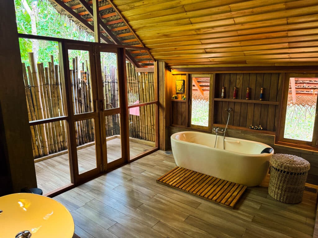 ¿Nos volveríamos a alojar en Thamaravila Wilpattu? Nuestra honesta reseña de safari 3 Baño de estilo natural con bañera exenta y paredes de bambú en los chalets elevados de Thamaravila Wilpattu.