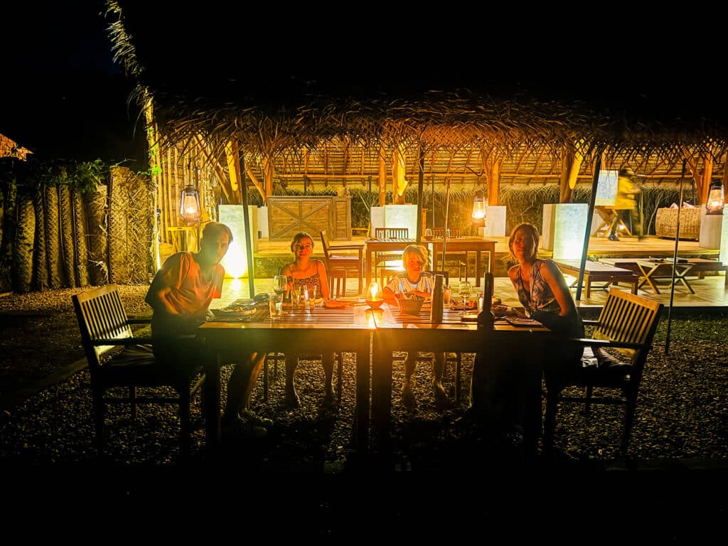 ¿Nos volveríamos a alojar en Thamaravila Wilpattu? Nuestra honesta reseña de safari 5 Configuración de comedor al aire libre bajo la suave luz de los farolillos en Thamaravila Wilpattu, rodeado de bosque.