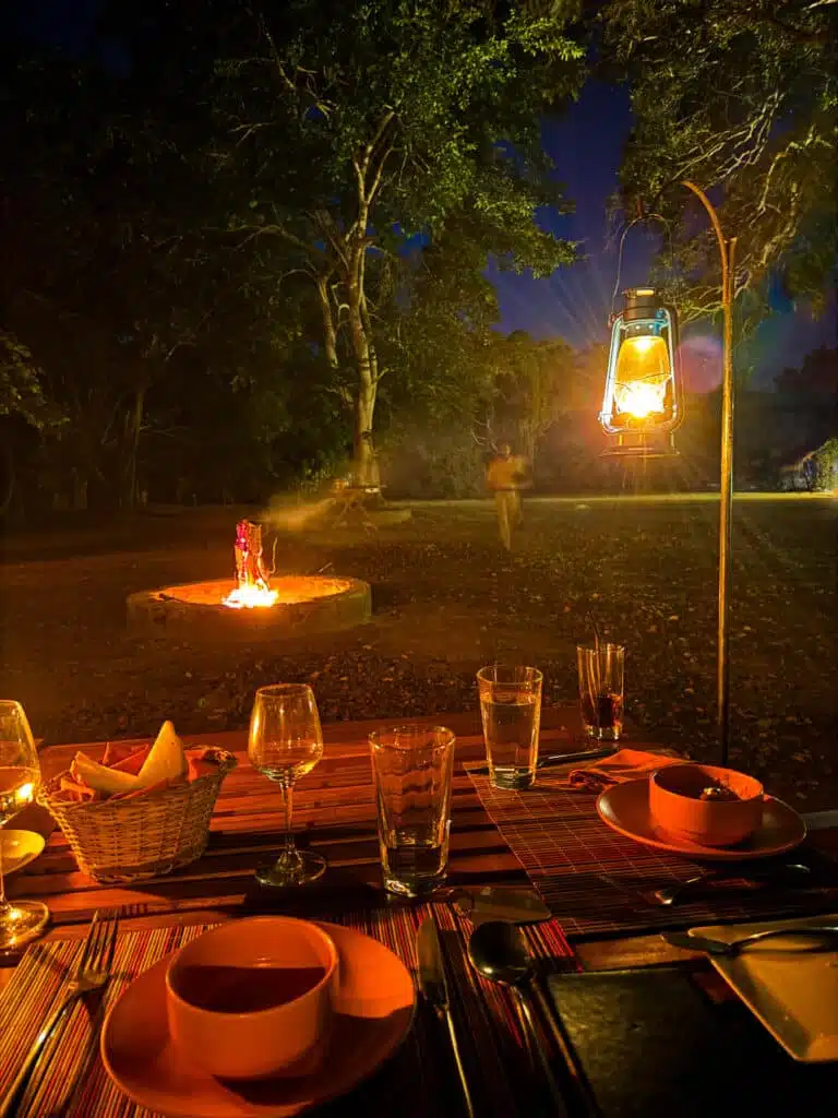 ¿Nos volveríamos a alojar en Thamaravila Wilpattu? Nuestra honesta reseña de safari 8 Cena a la luz de las velas junto a una hoguera en Thamaravila Wilpattu, creando un ambiente gastronómico cálido e íntimo.