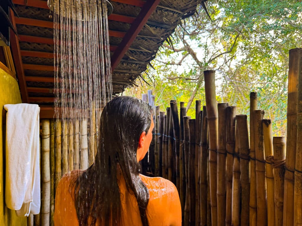 ¿Nos volveríamos a alojar en Thamaravila Wilpattu? Nuestra honesta reseña de safari 12 Ducha al aire libre rodeada de bambú y bosque en Thamaravila Wilpattu: una forma refrescante de relajarse después de un safari.