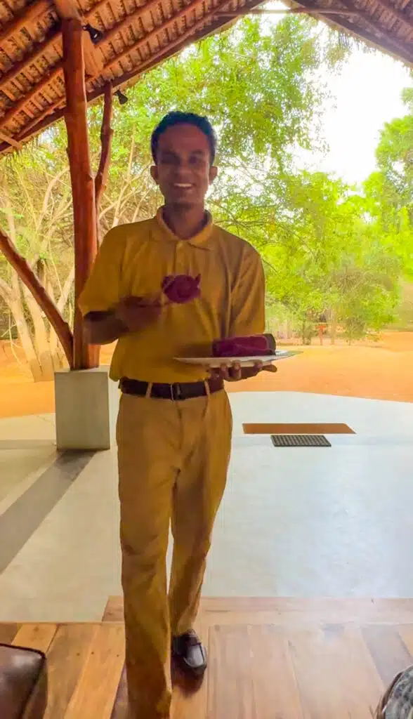 ¿Nos volveríamos a alojar en Thamaravila Wilpattu? Nuestra honesta reseña de safari 7 Cálida bienvenida de un miembro del personal en Thamaravila Wilpattu, que refleja el servicio personal y atento del lodge.
