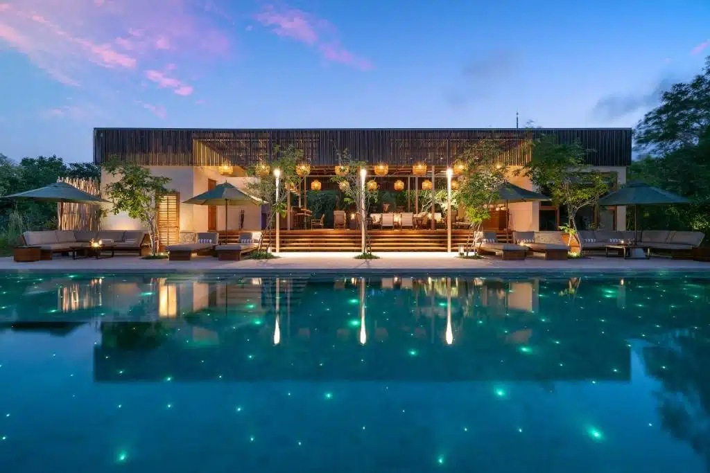 ¿Nos volveríamos a alojar en Thamaravila Wilpattu? Nuestra honesta reseña de safari 10 Zona de la piscina de Taru Villas al atardecer cerca del Wilpattu National Park en Sri Lanka