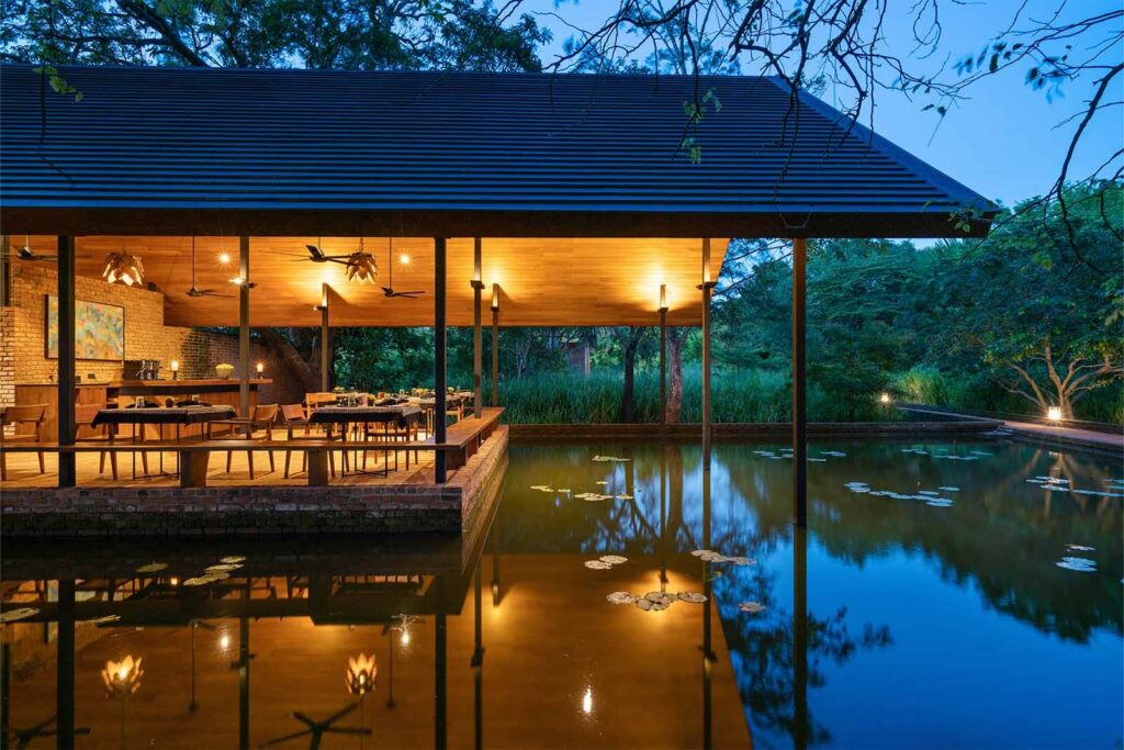 Boutique-Hotel-Pavillon im Taru Villas Maia Habarana, gespiegelt im ruhigen Pool