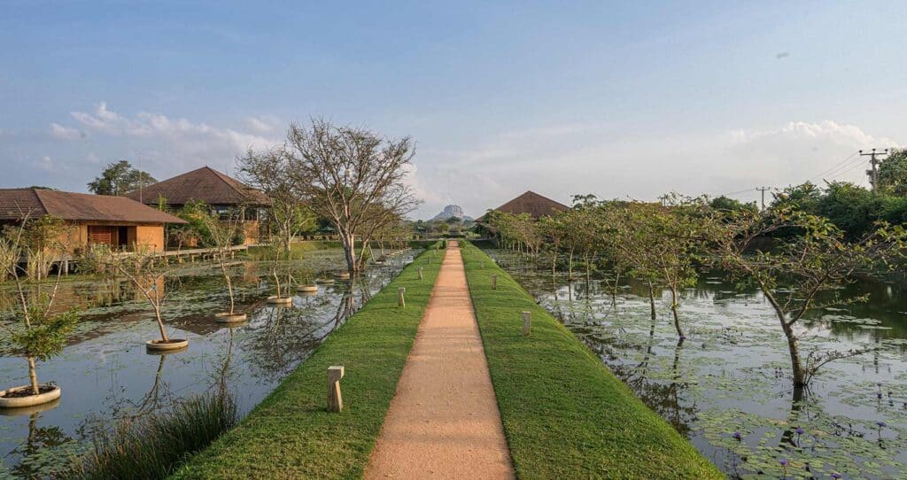 Luxuriöse Villen im Water Garden Sigiriya mit Reflexionsbecken und Blick auf den Sigiriya Rock