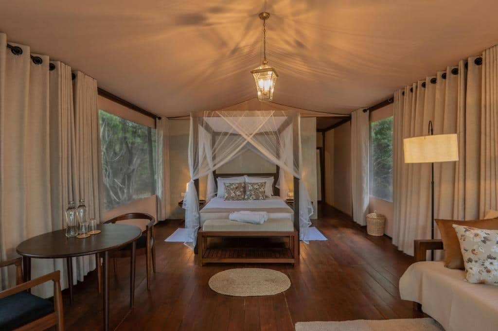 森に囲まれた Wilds Wilpattu の Safari テントのインテリア
