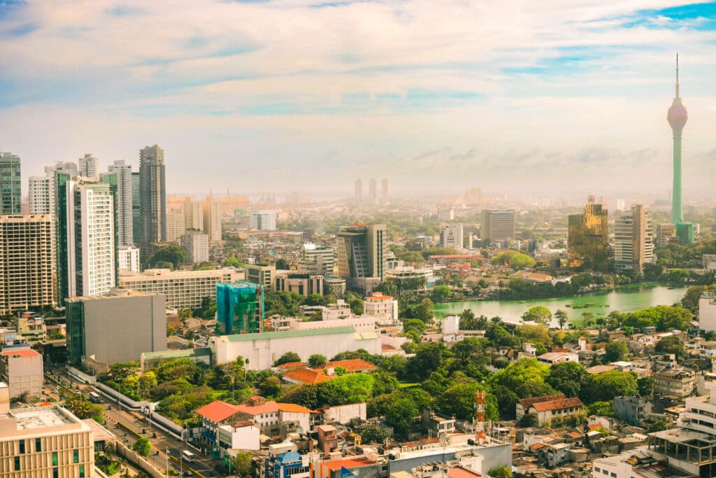 Les meilleures villes à visiter au Sri Lanka : un guide pratique des régions, itinéraires et points de chute 2 Horizon panoramique de Colombo avec Beira Lake, immeubles de grande hauteur et espaces urbains verdoyants dans la capitale du Sri Lanka.