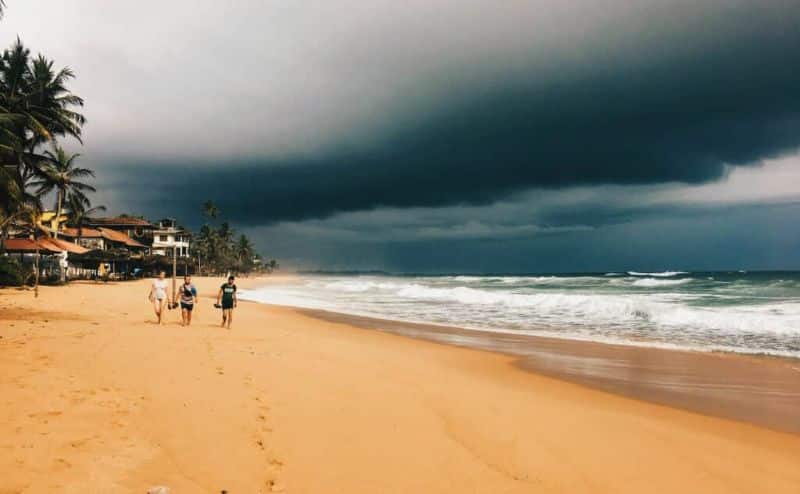 스리랑카 여행 가이드: 비자 요건, 예방 접종 및 현지 여행 팁 3 stormy weather in sri lanka beach