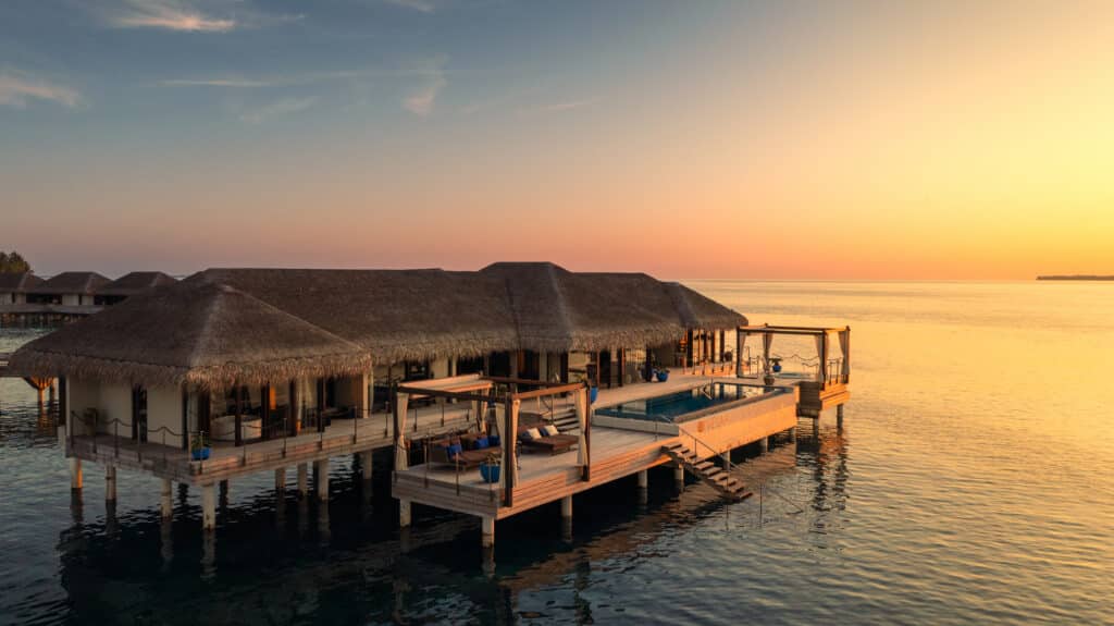I migliori resort di ultra-lusso alle Maldive: 10 rifugi su isole private ultra-esclusive 10 overwater villa con piscina privata al Velaa Private Island Maldives durante un tramonto dorato