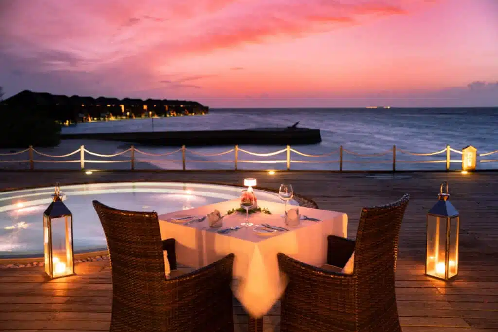 Lily Beach Resort Maldives 适合家庭的泻湖海滩和儿童俱乐部环境