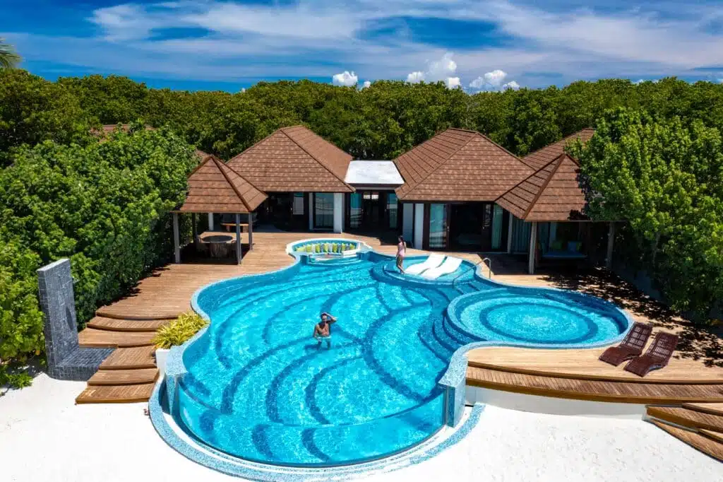 Atmosphere Kanifushi 的鸟瞰图，展示了 Kanifushi Residence 水上别墅和泻湖