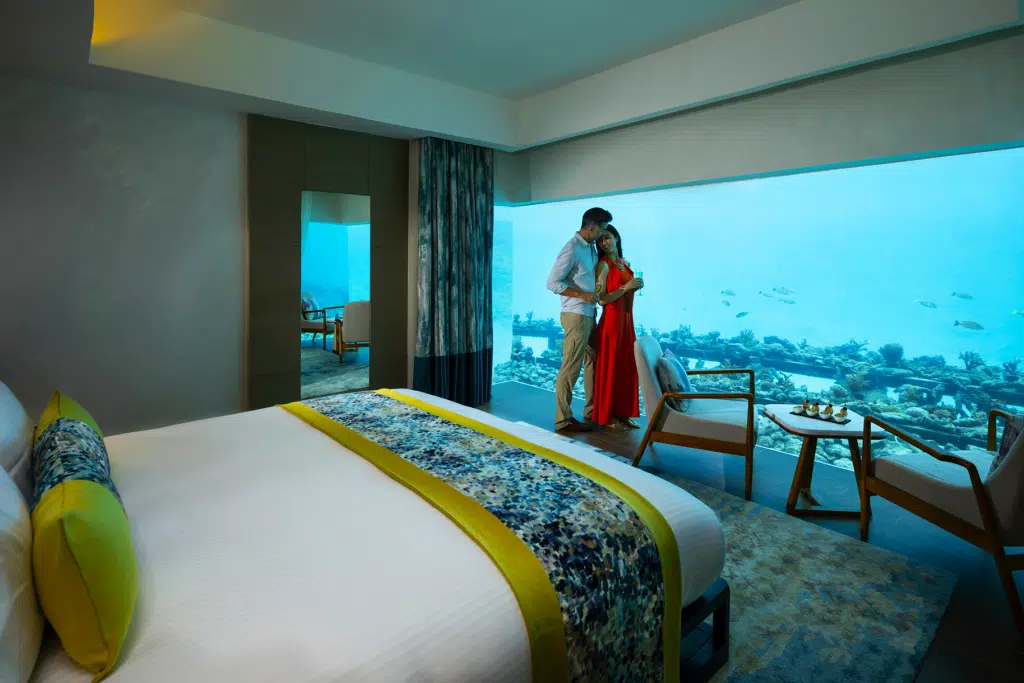 Pullman Maldives Maamutaa 水上别墅，情侣在 Gaafu Alifu Atoll 的私人甲板上
