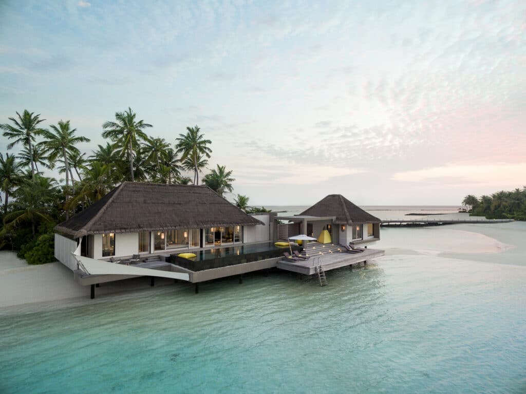 I migliori resort di ultra-lusso alle Maldive: 10 rifugi su isole private ultra-esclusive 11 villa sull'acqua al Cheval Blanc Randheli al tramonto con piscina privata e laguna turchese alle Maldive