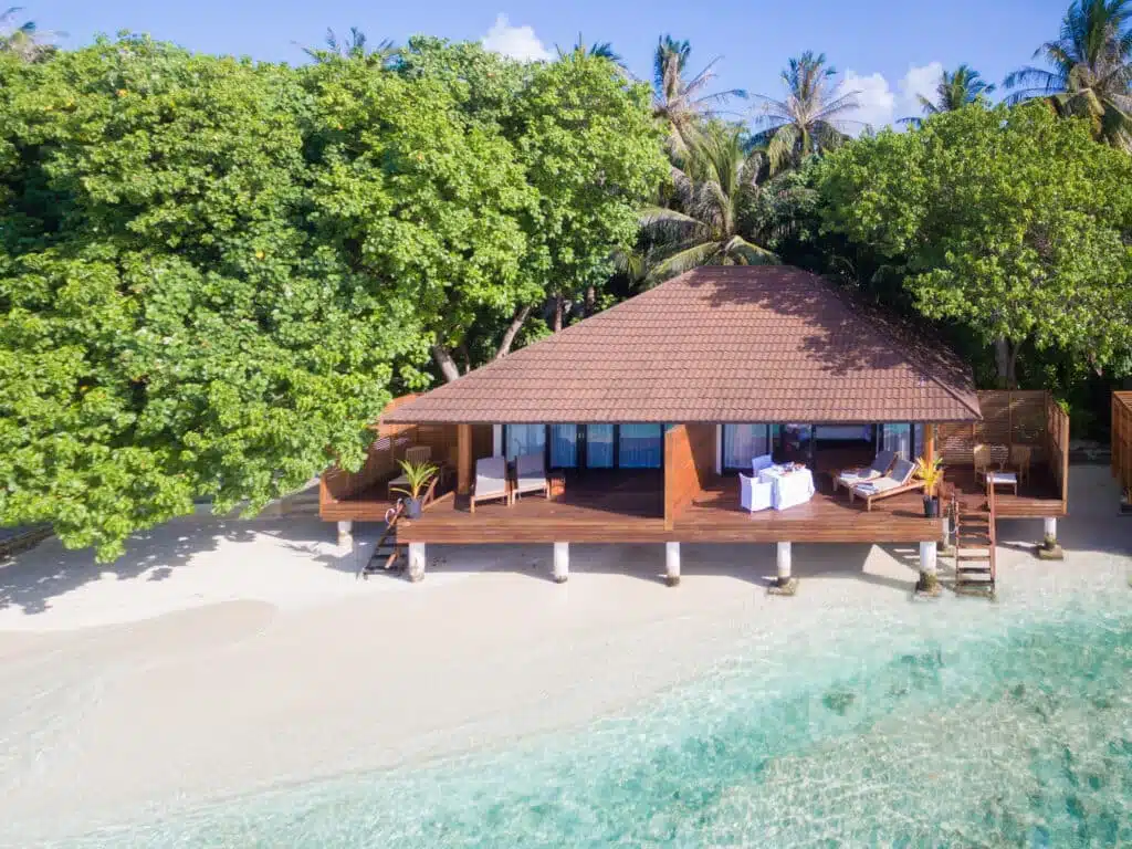 Lily Beach Resort South Ari Atoll 的岛屿航拍图，经典的 Premium All-Inclusive 先驱