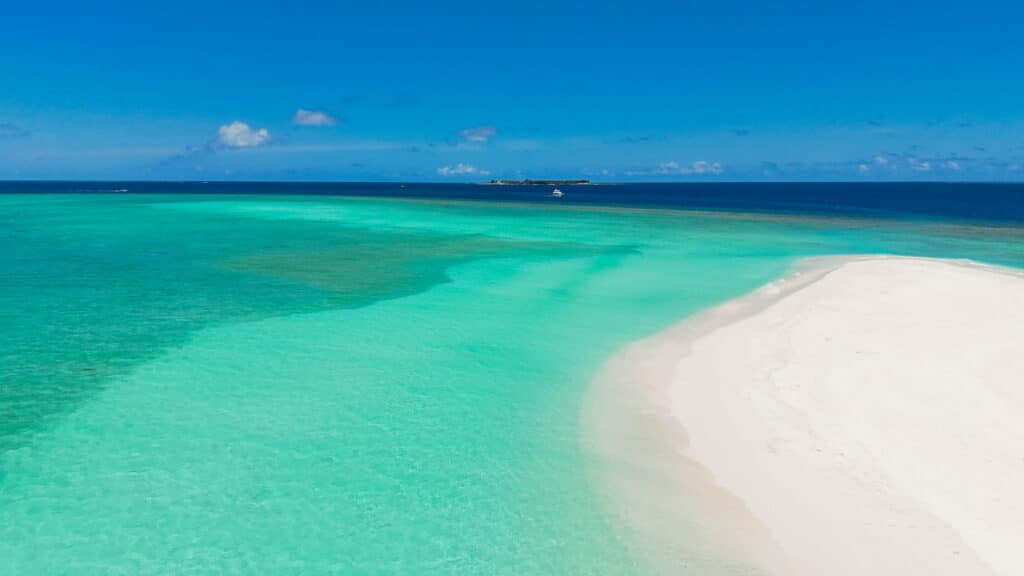 Banchi di sabbia alle Maldive: avventure imperdibili ed esperienze isolane 2 vista aerea di uno dei migliori banchi di sabbia alle Maldive con laguna turchese e oceano blu profondo