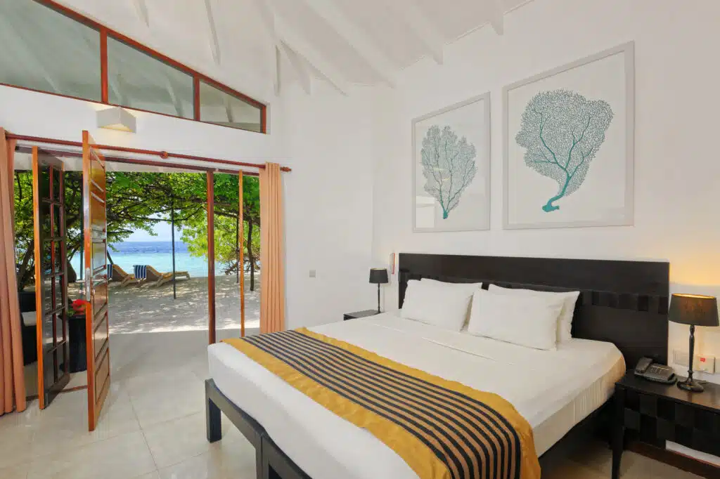 Los mejores resorts económicos en Maldivas: 10 opciones asequibles 5 dormitorio de bungalow blanco brillante con puertas abiertas que dan directamente a la playa