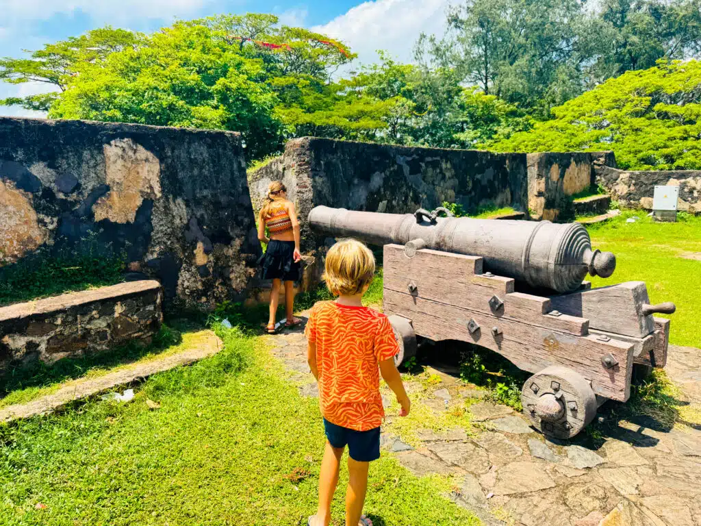 스리랑카 5일 여행 일정: 짧고 알찬 여행을 위한 스마트한 루트 6 Galle Fort 성벽의 오래된 대포를 탐험하는 아이들.