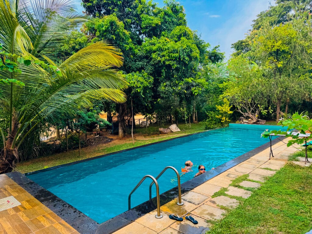 Udawalawe National Park: il posto migliore per vedere gli elefanti in Sri Lanka 11 Famiglia che si rilassa in una lunga piscina circondata dalla giungla dopo un safari agli elefanti a Udawalawe.