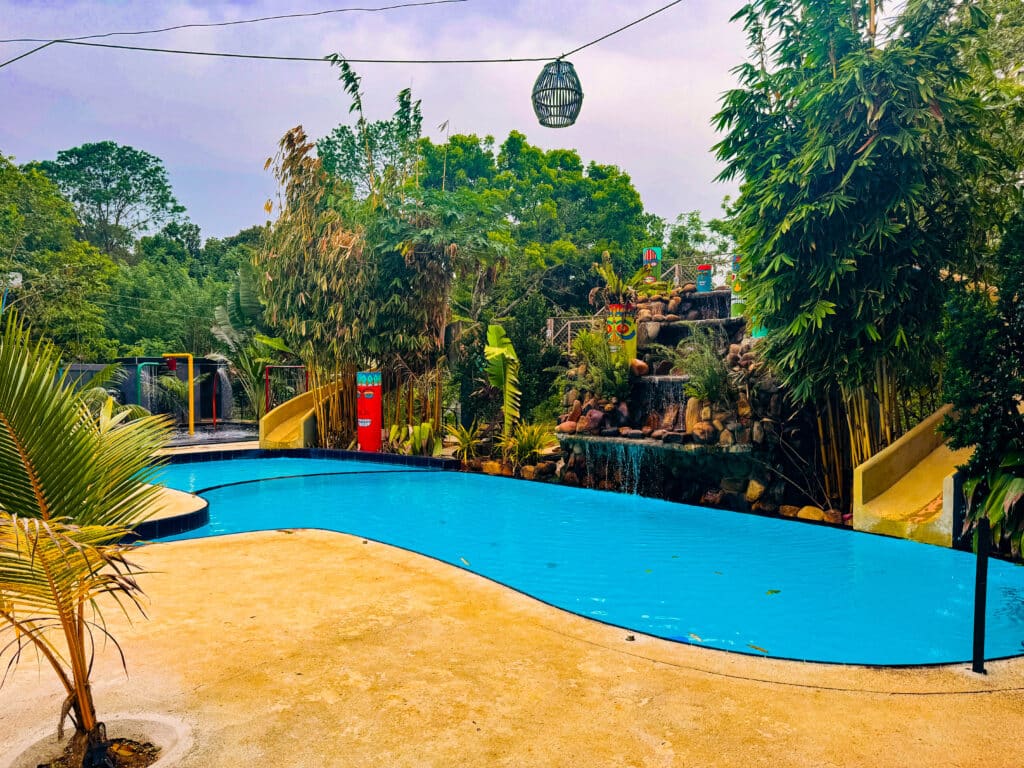 Udawalawe National Park: il posto migliore per vedere gli elefanti in Sri Lanka 10 Piscina di un resort tropicale con scivoli, circondata da una vegetazione lussureggiante vicino al safari degli elefanti di Udawalawe.