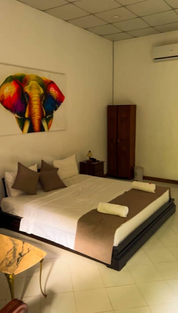 Udawalawe National Park: il posto migliore per vedere gli elefanti in Sri Lanka 14 Accogliente camera in un safari lodge con decorazioni a tema elefanti, pronta ad accogliere gli ospiti dopo un safari a Udawalawe.