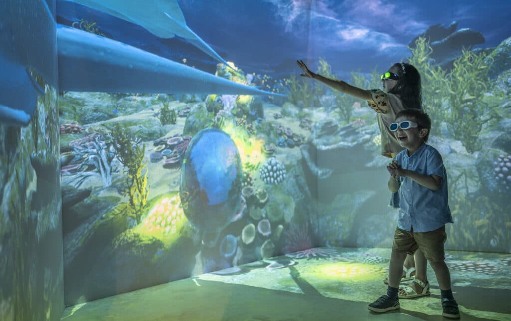 Лучшие семейные курорты на Мальдивах: острова, одобренные детьми, на любой бюджет 6 Двое детей в иммерсивной цифровой подводной комнате в детском клубе Four Seasons Landaa Giraavaru