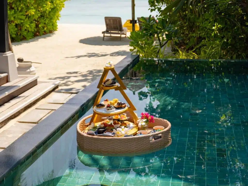 OZEN Life Maadhoo 在马尔代夫泻湖上提供的漂浮下午茶体验