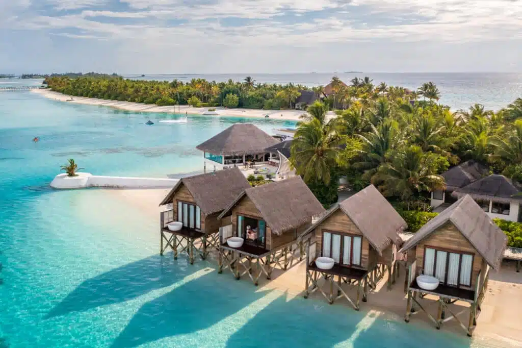 OZEN Life Maadhoo 的鸟瞰图，展示了水上水疗护理室及马尔代夫的优质 AI 体验