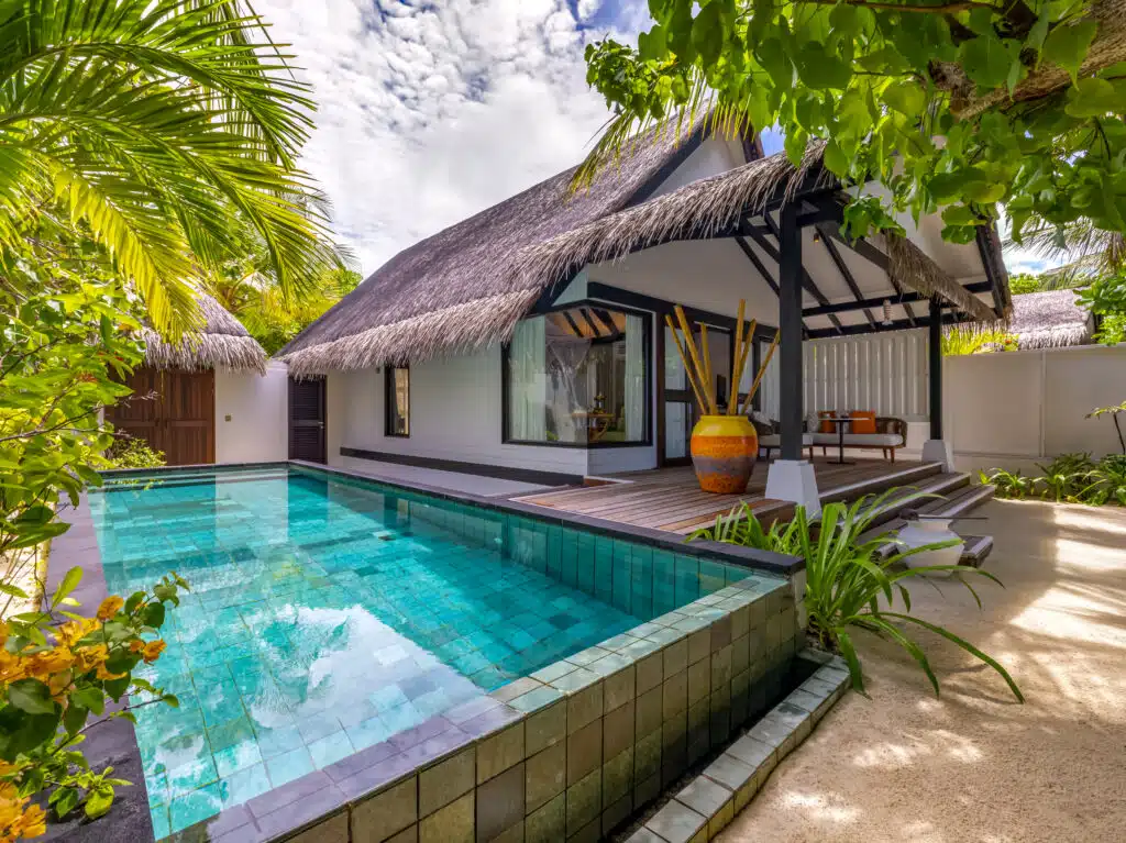 I migliori hotel alle Maldive: resort di lusso, boutique hotel e soggiorni convenienti 17 villa sulla spiaggia dal tetto di paglia con piscina privata piastrellata e terrazza ombreggiata incorniciata dalle palme in un hotel di alto livello alle Maldive