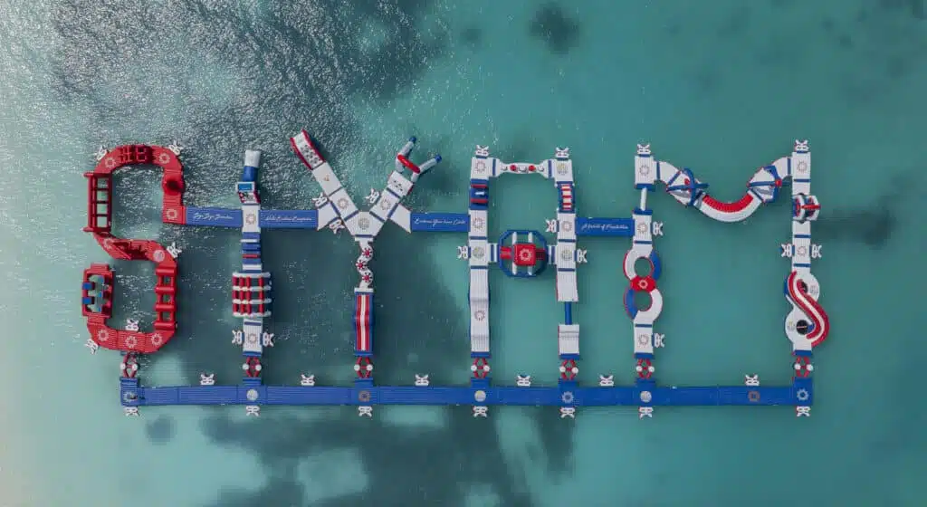 Siyam World Maldives 的水上乐园，适合家庭和团体在大型岛屿上进行水上运动