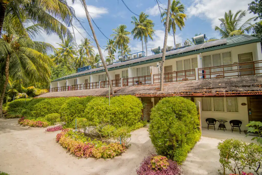 Los mejores resorts económicos en Maldivas: 10 opciones asequibles 12 bloque de alojamiento de dos plantas en el jardín con terrazas rodeadas de palmeras y arbustos tropicales