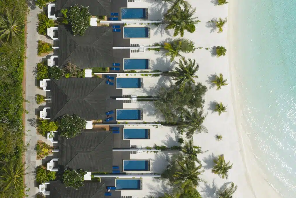 Los mejores resorts económicos en Maldivas: 10 opciones asequibles 7 vista aérea de una hilera de villas de playa, cada una con piscina privada junto a una laguna turquesa
