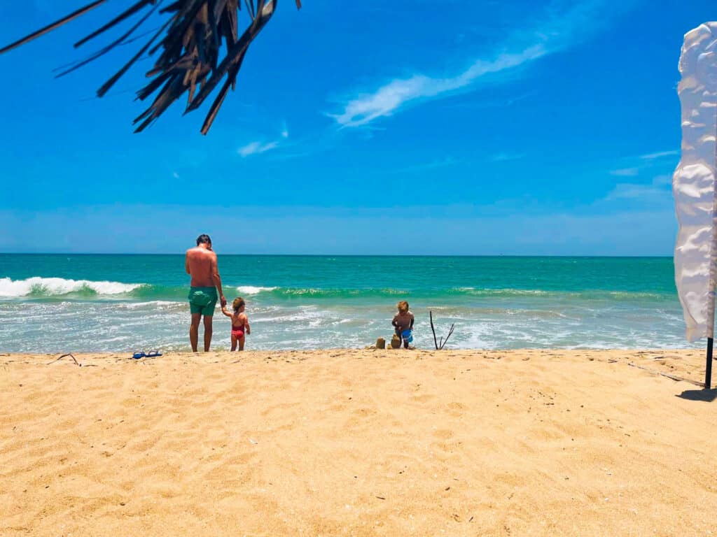Strand aan de oostkust van Sri Lanka met turquoise water en goudkleurig zand tijdens zonnig weer in mei