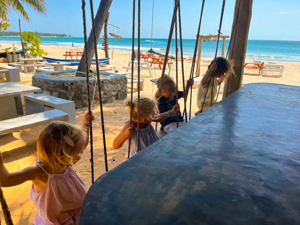 Meteo in Sri Lanka ad agosto: stagione balneare sulla costa orientale e guida di viaggio regionale 1 Altalene per famiglie in un caffè sulla spiaggia sulla costa orientale dello Sri Lanka durante il soleggiato clima di agosto