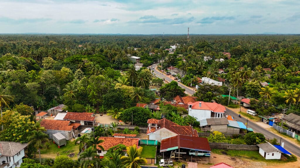 Luchtfoto van de stad Negombo en de met palmen bedekte kustlijn aan de westkust van Sri Lanka