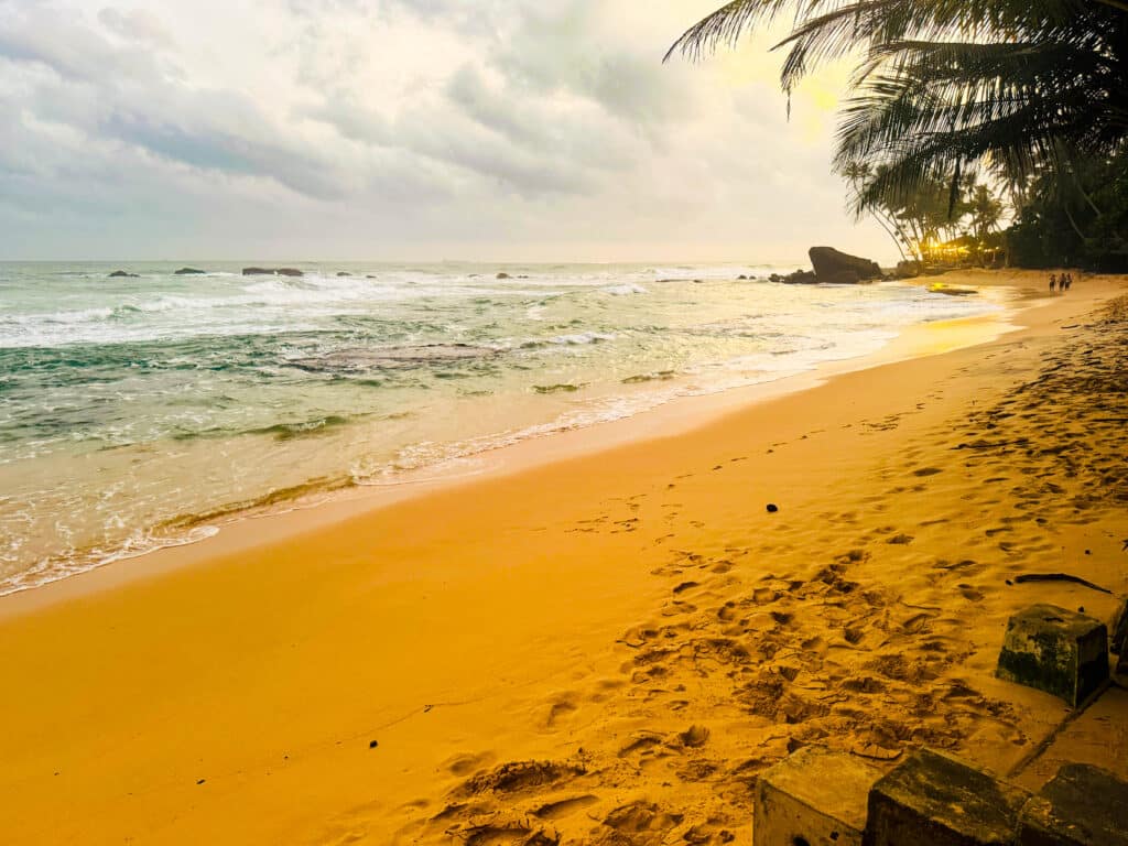 Meteo in Sri Lanka ad agosto: stagione balneare sulla costa orientale e guida di viaggio regionale 4 Tramonto lungo la spiaggia tropicale della costa meridionale dello Sri Lanka