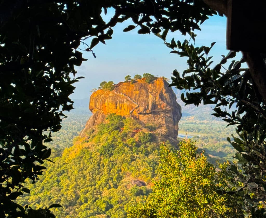 Sigiriya Lion Rock die boven het junglelandschap uitsteekt tijdens het weer in Sri Lanka in mei