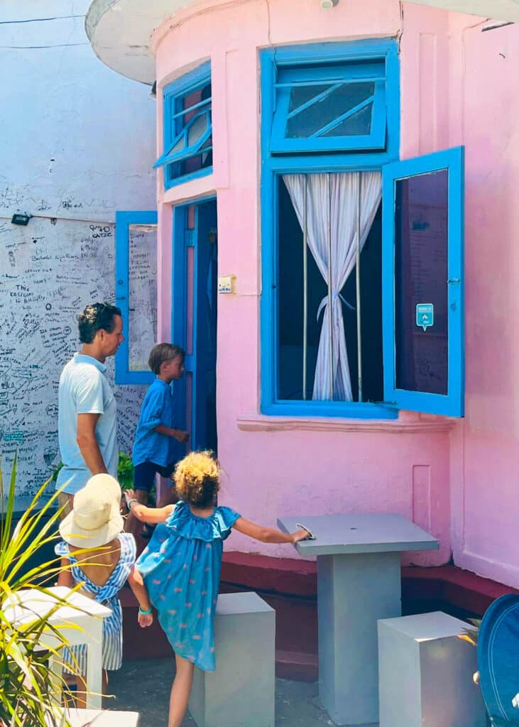 Itinerario di 7 giorni in Sri Lanka: Kandy, la regione collinare e la costa 14 famiglia che esplora una strada coloniale colorata a Galle Fort, Sri Lanka