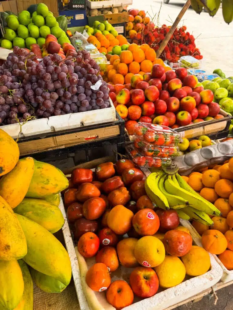 Le migliori cose da fare in Sri Lanka: le esperienze più gratificanti sull'isola 15 Bancarella colorata di frutta tropicale con mango, banane, uva e rambutan al mercato di Negombo in Sri Lanka