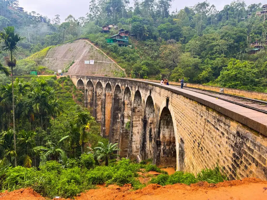 Le migliori cose da fare in Sri Lanka: le esperienze più gratificanti sull'isola 19 Nine Arch Bridge a Ella, Sri Lanka, circondato dalla giungla e da piantagioni di tè in una mattina nuvolosa