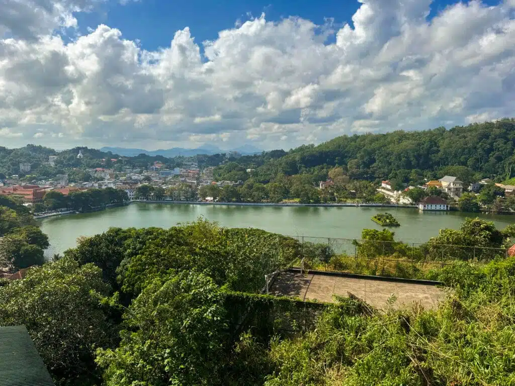 Le migliori cose da fare in Sri Lanka: le esperienze più gratificanti sull'isola 17 Veduta aerea del lago di Kandy e della città di Kandy circondata da verdi colline boscose in Sri Lanka