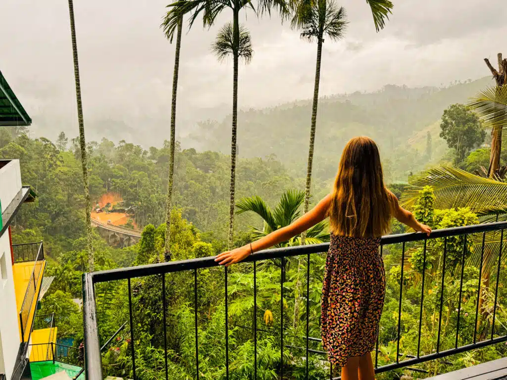 Itinerario di 7 giorni in Sri Lanka: Kandy, la regione collinare e la costa 10 vista dal balcone del Nine Arch Bridge attraverso la nebbia e la giungla al Nine Arch Lodge Ella