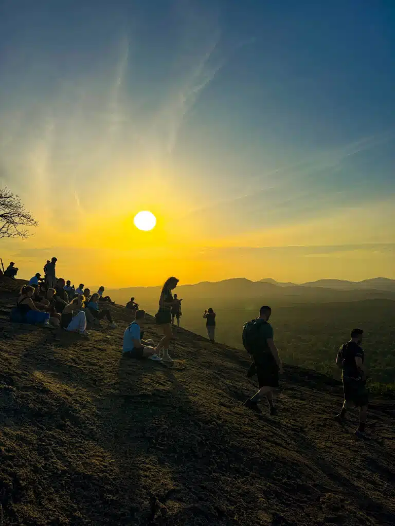 Le migliori cose da fare in Sri Lanka: le esperienze più gratificanti sull'isola 7 Escursionisti che osservano un tramonto dorato dalla cima di Pidurangala Rock nello Sri Lanka