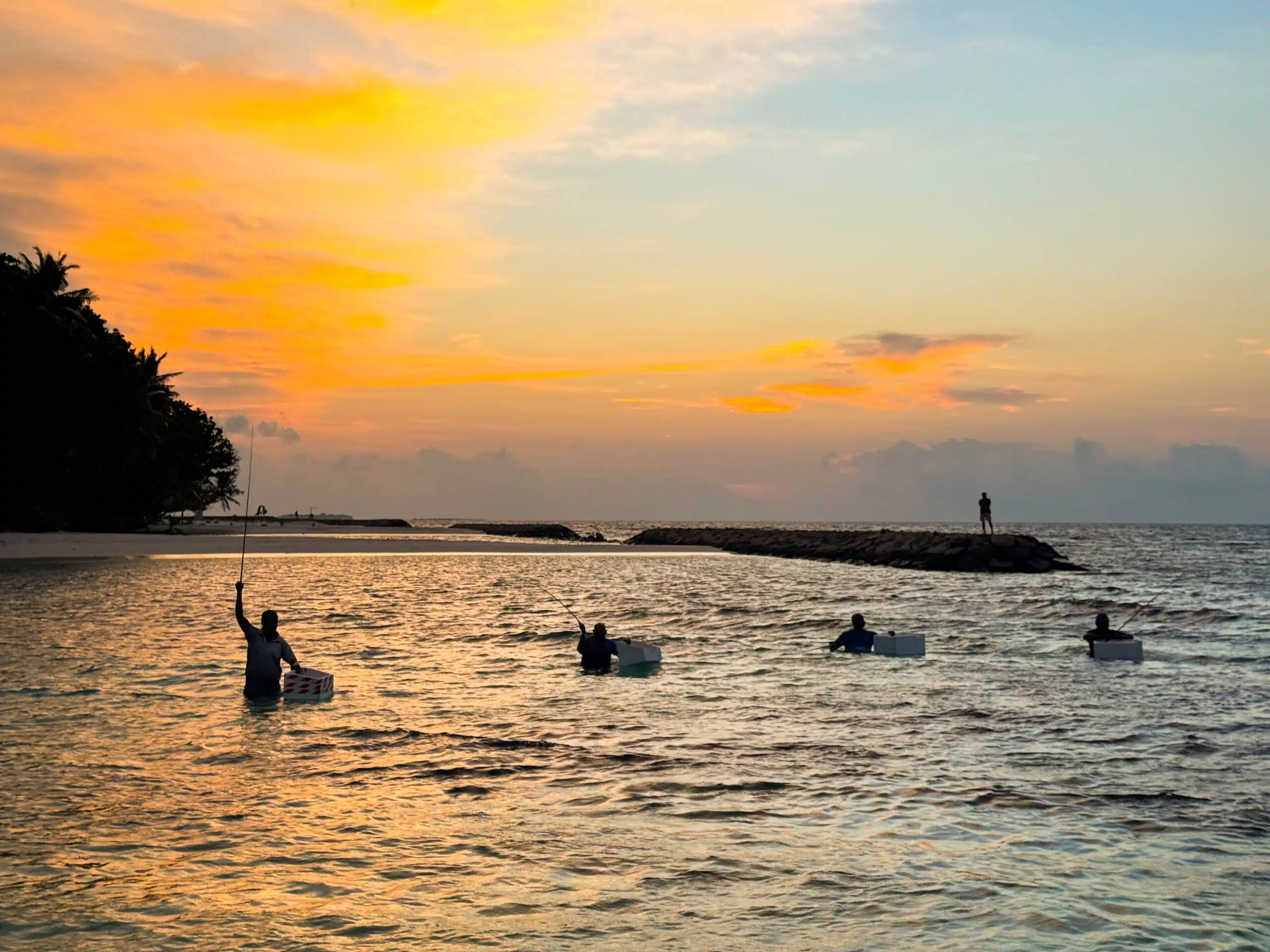 Itinerario di 2 settimane tra Sri Lanka e Maldive, iniziando con la vita dell'isola locale al tramonto di Dharavandhoo