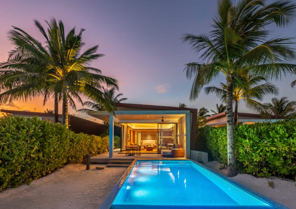 I migliori resort alle Maldive per chi visita per la prima volta: 10 isole che rendono tutto più semplice 16 villa sulla spiaggia con piscina al Kuda Villingili Resort Maldives al crepuscolo, con piscina illuminata e zona giorno aperta