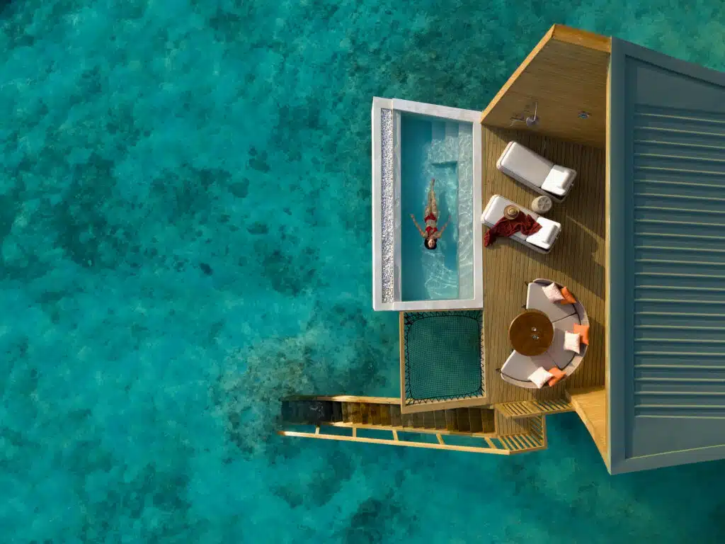 I migliori resort alle Maldive vicino a Malé: 10 isole top vicine all'aeroporto 8 vista aerea di una terrazza di una villa sull'acqua con piscina privata e rete sopra l'acqua turchese in un resort alle Maldive vicino a Malé