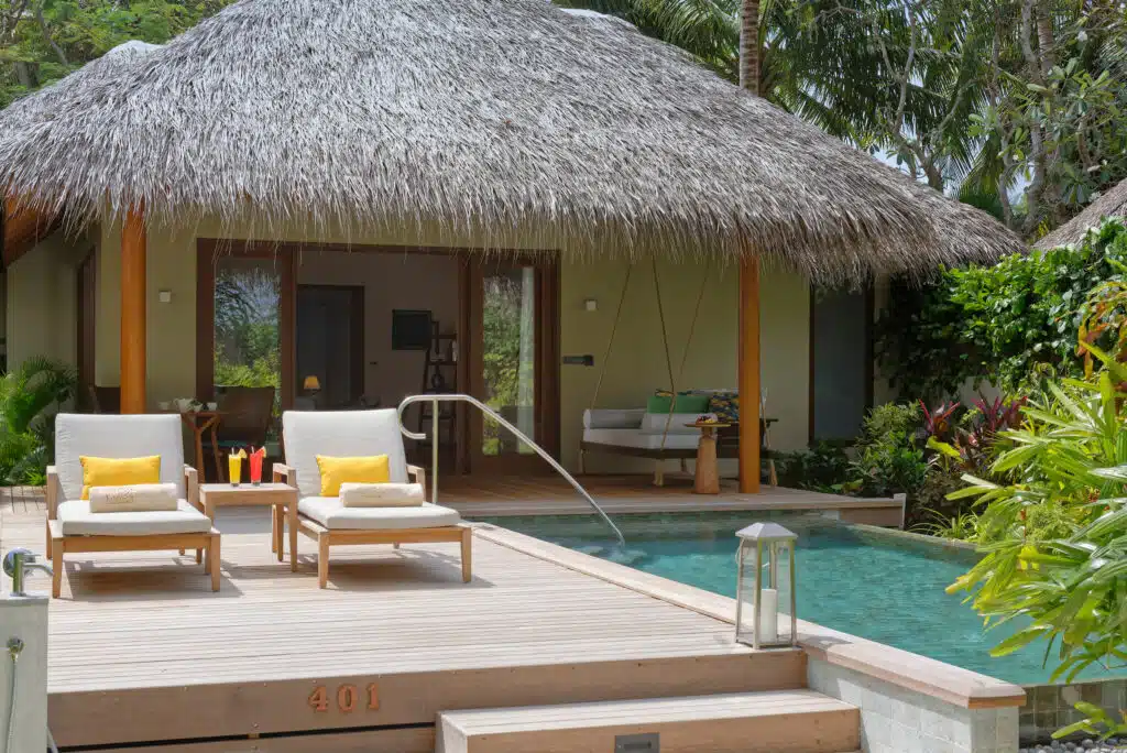 I migliori resort alle Maldive vicino a Malé: 10 isole top vicine all'aeroporto 12 terrazza giardino privata di una villa Baros Residence al Baros Maldives