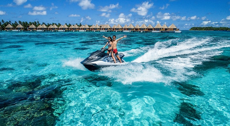 몰디브 최고의 성인 전용 리조트: 커플을 위한 8곳 추천 5 남쪽의 외딴 환초에 위치한 Mercure Maldives Kooddoo 의 하우스 리프에서 즐기는 제트스키 수상 스포츠 활동